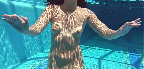  Jessica Lincoln gets horny and naked in the pool